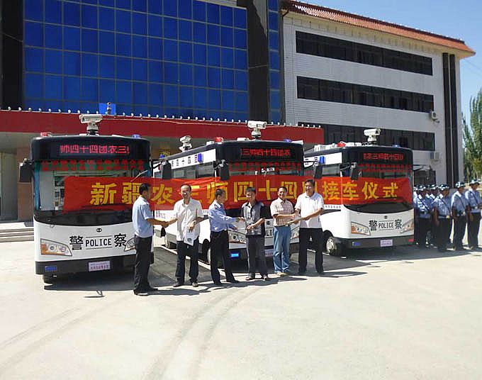 移動(dòng)警務(wù)車(chē)前領(lǐng)導(dǎo)握手合影