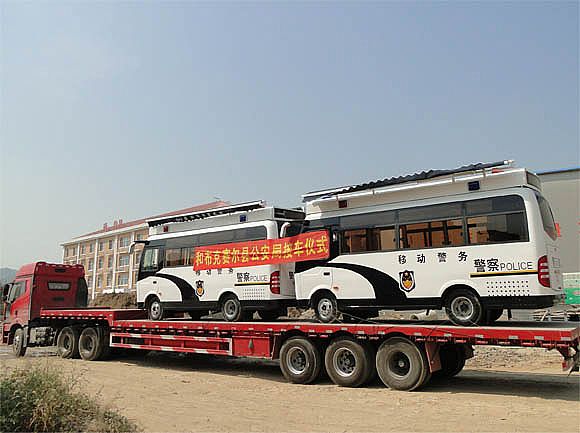 躍迪移動(dòng)警務(wù)室發(fā)往和布克賽爾縣公安局的裝車(chē)現(xiàn)場(chǎng)
