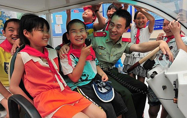 留守兒童過六一節(jié) 留守兒童警營體驗(yàn)電動巡邏車迎“六一”