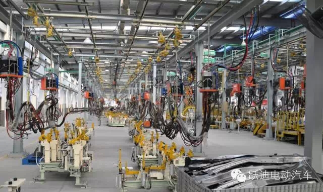 躍迪電動汽車裝車完畢發(fā)往荊州，買躍迪電動汽車可投保，解決您的后顧之憂！