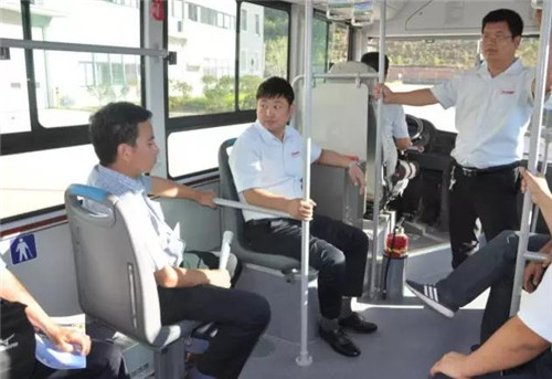專家、教授們試乘陜西躍迪自主研發(fā)生產(chǎn)的“躍迪”8米純電動客車和10米天然氣客車