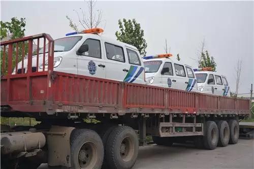 電動巡邏車裝車完畢準(zhǔn)備發(fā)車