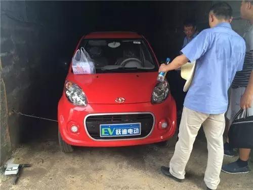 躍迪電動(dòng)汽車裝車完畢