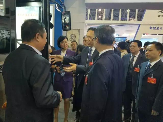 安徽省委書記李錦斌，代省長李國英一行蒞臨躍迪集團(tuán)旗下安達(dá)爾汽車展位參觀指導(dǎo)