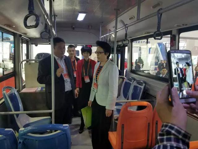 安徽省委書記李錦斌，代省長李國英一行蒞臨躍迪集團(tuán)旗下安達(dá)爾汽車展位參觀指導(dǎo)