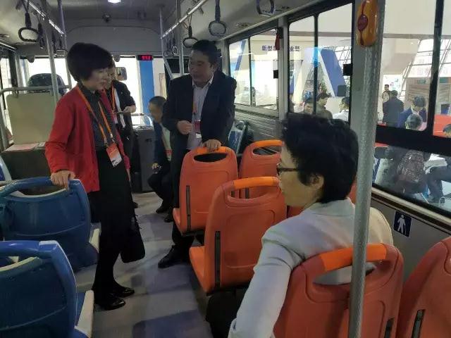 安徽省委書記李錦斌，代省長李國英一行蒞臨躍迪集團(tuán)旗下安達(dá)爾汽車展位參觀指導(dǎo)