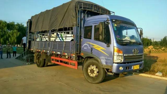 躍迪電動(dòng)汽車(chē)裝車(chē)完畢準(zhǔn)備發(fā)車(chē)