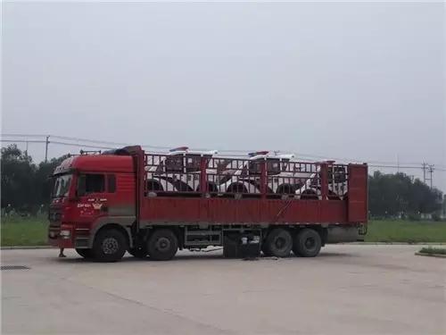 躍迪電動汽車裝車完畢準備發(fā)車