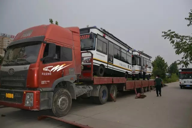 躍迪電動移動警務(wù)室裝車中，準備發(fā)往白洋淀溫泉城公安分局