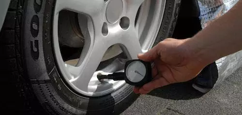 汽車夏天容易爆胎，是因?yàn)檫@些技巧!
