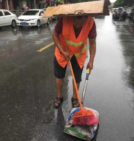 今天，躍迪向平凡而偉大的他們——環(huán)衛(wèi)工人致敬！