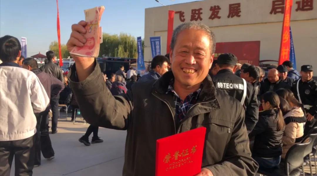 領(lǐng)到證書跟車款后開心的笑容