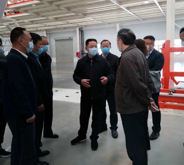 四川省人大常委會(huì)黨組副書(shū)記、副主任黃新初蒞臨躍迪國(guó)躍新能源汽車(chē)產(chǎn)業(yè)園調(diào)研