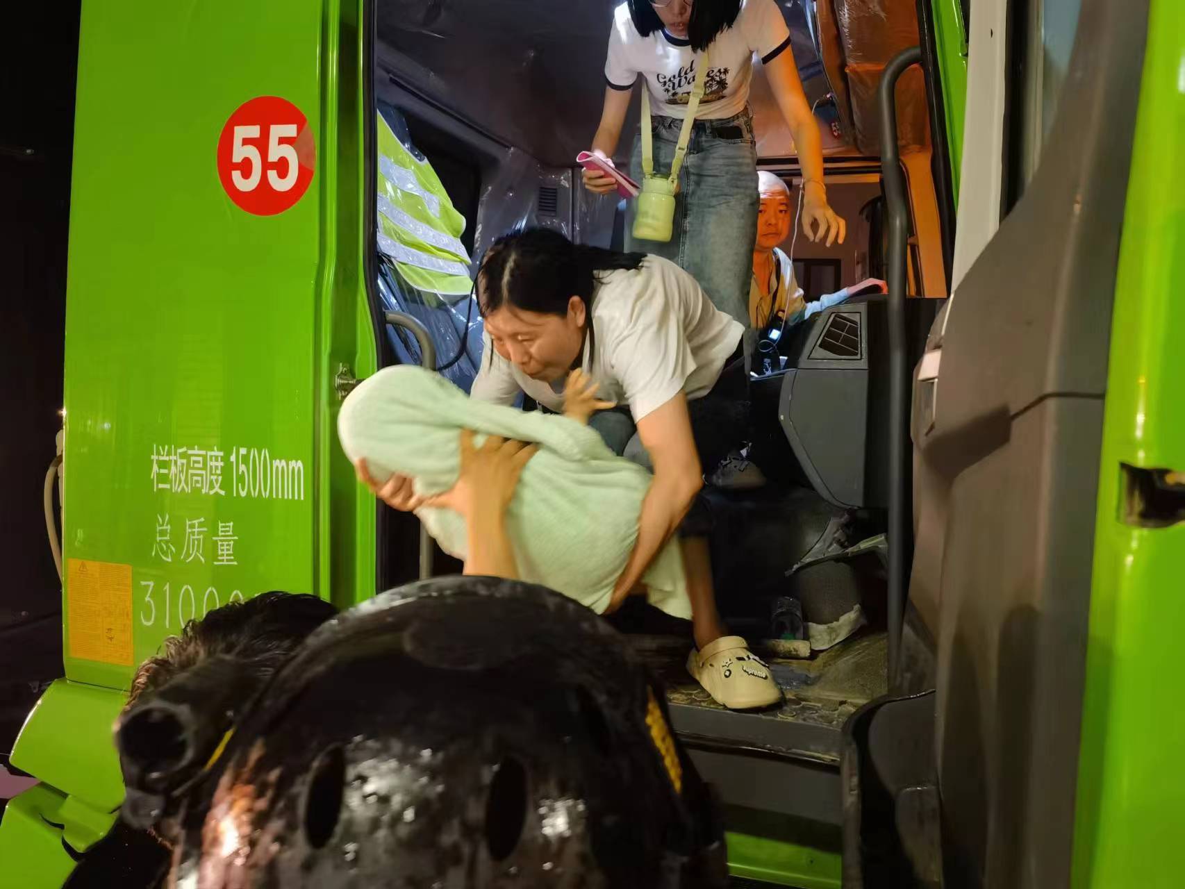 昨晚保定市強降暴雨丨躍迪汽車保定分公司，連夜出動70臺新能源渣土車參與保定市救援工作