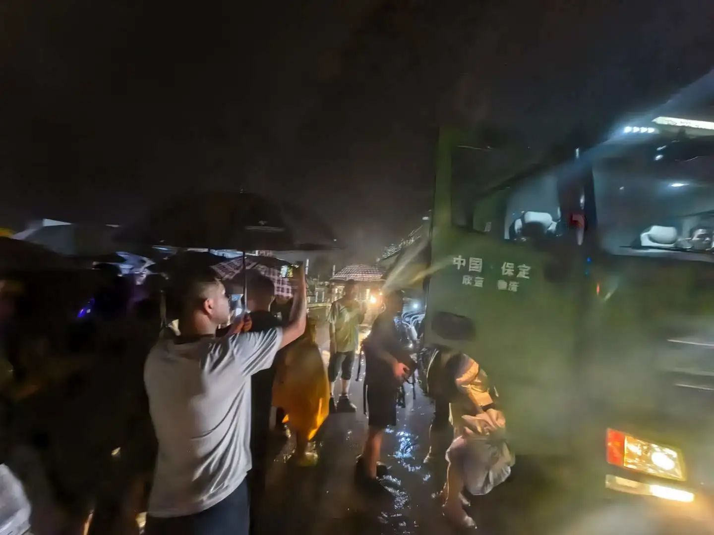 昨晚保定市強降暴雨丨躍迪汽車保定分公司，連夜出動70臺新能源渣土車參與保定市救援工作