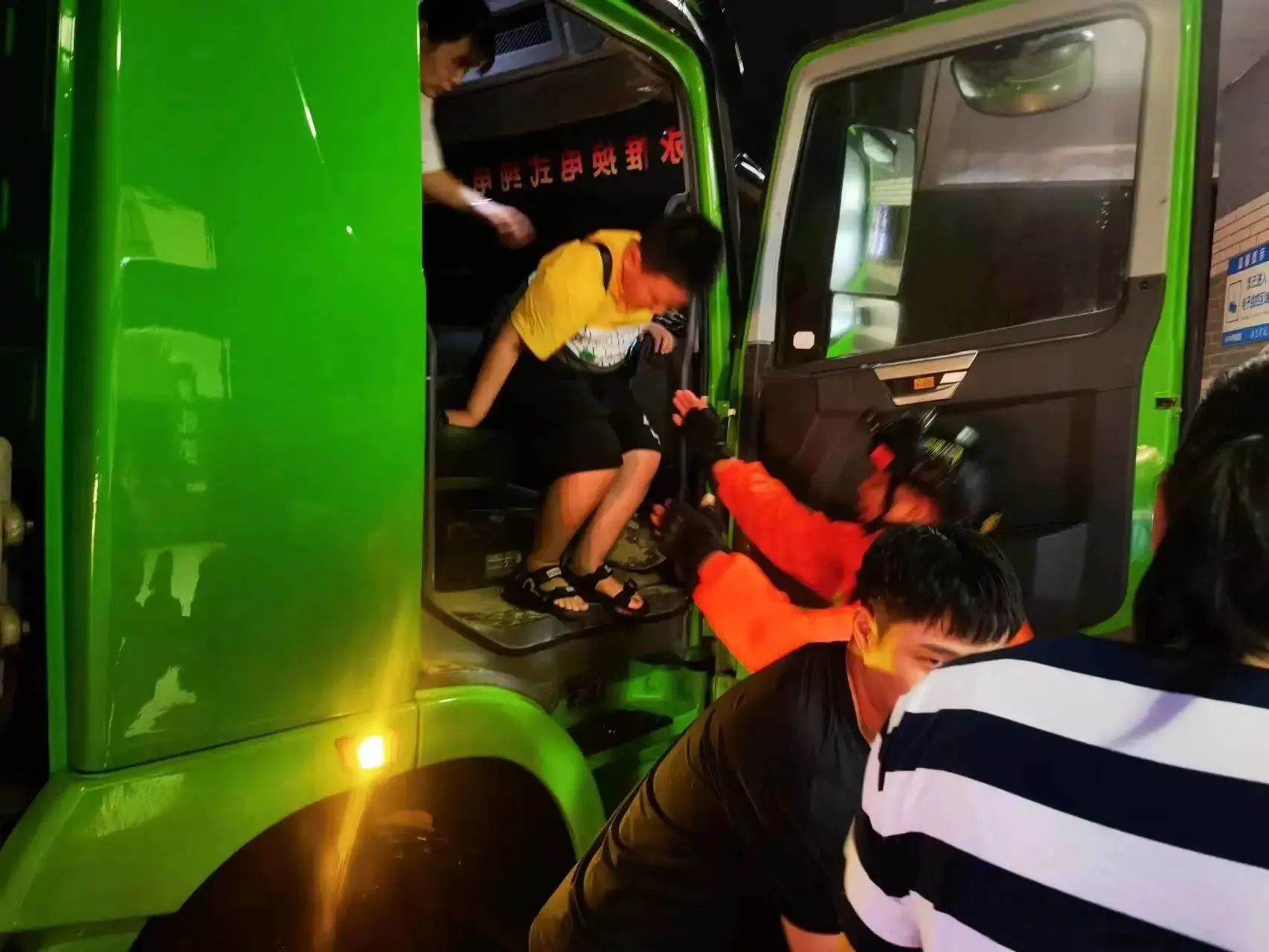 昨晚保定市強降暴雨丨躍迪汽車保定分公司，連夜出動70臺新能源渣土車參與保定市救援工作