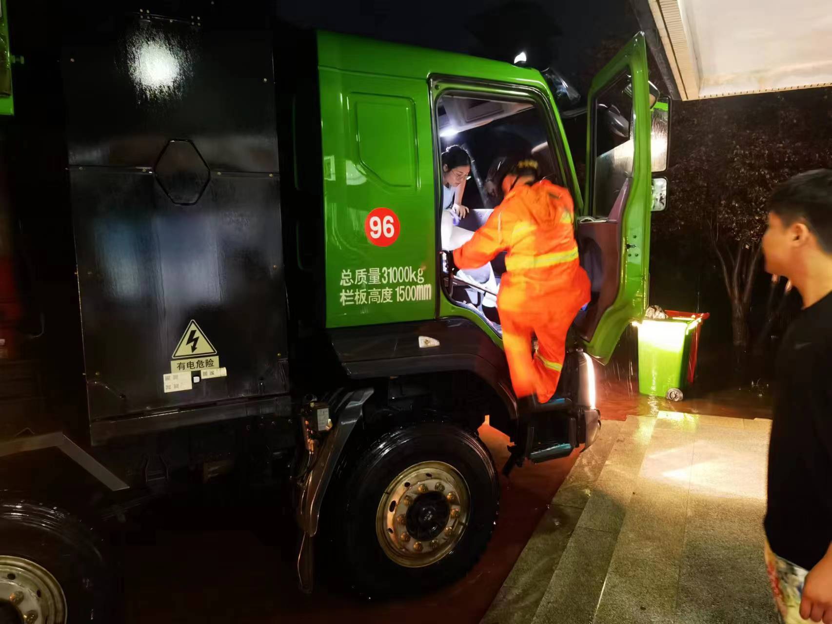 昨晚保定市強降暴雨丨躍迪汽車保定分公司，連夜出動70臺新能源渣土車參與保定市救援工作