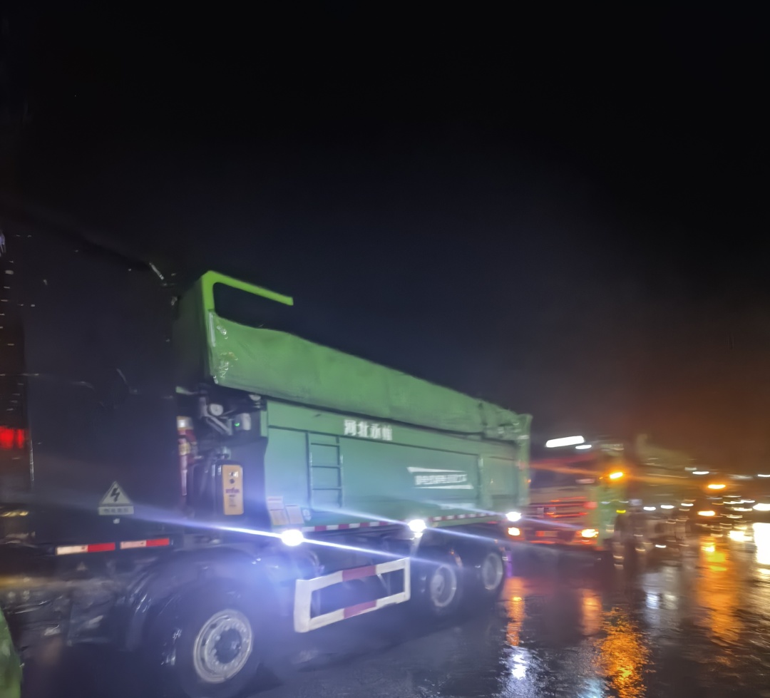 昨晚保定市強降暴雨丨躍迪汽車保定分公司，連夜出動70臺新能源渣土車參與保定市救援工作