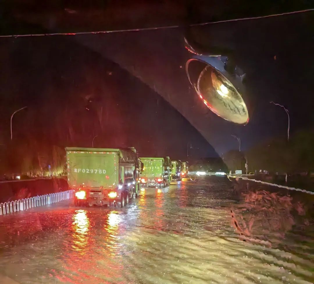 昨晚保定市強降暴雨丨躍迪汽車保定分公司，連夜出動70臺新能源渣土車參與保定市救援工作