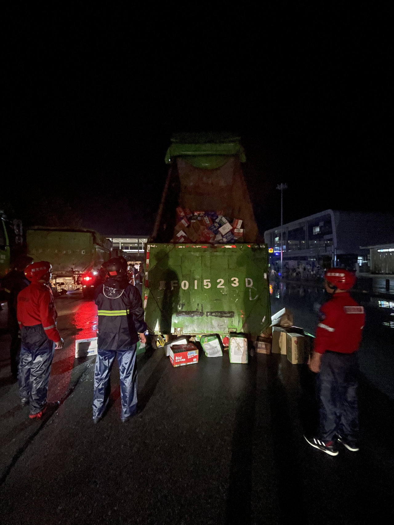 昨晚保定市強降暴雨丨躍迪汽車保定分公司，連夜出動70臺新能源渣土車參與保定市救援工作