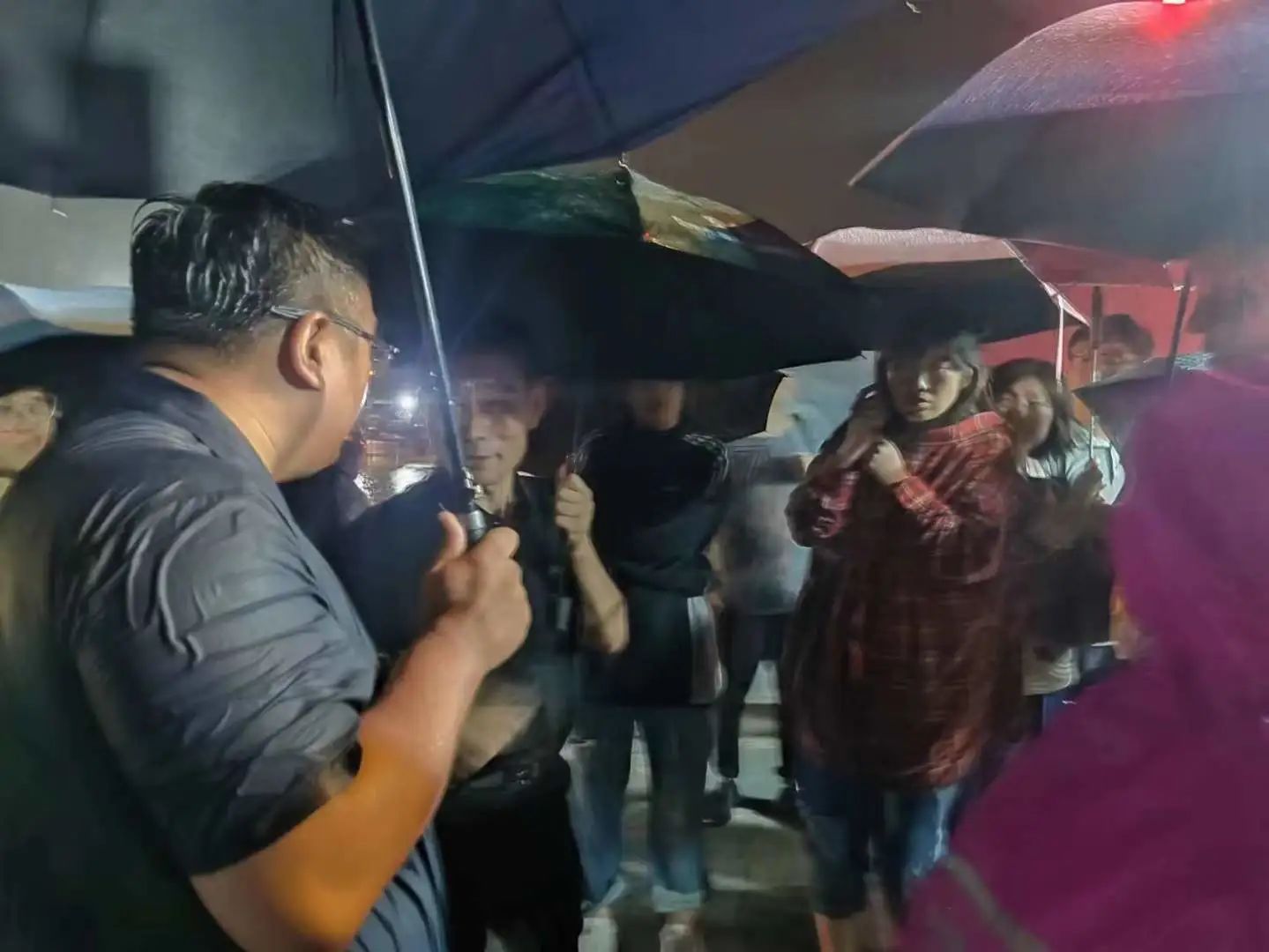 昨晚保定市強降暴雨丨躍迪汽車保定分公司，連夜出動70臺新能源渣土車參與保定市救援工作