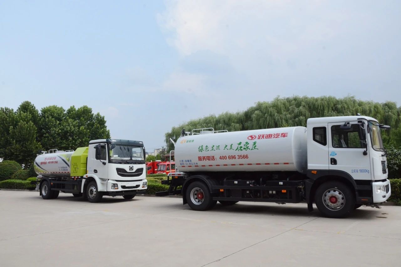 夏日降溫好幫手-躍迪集團新能源灑水車、新能源綠化噴灑車發(fā)車