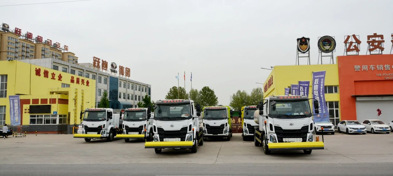夏日降溫好幫手-躍迪集團新能源灑水車、新能源綠化噴灑車發(fā)車