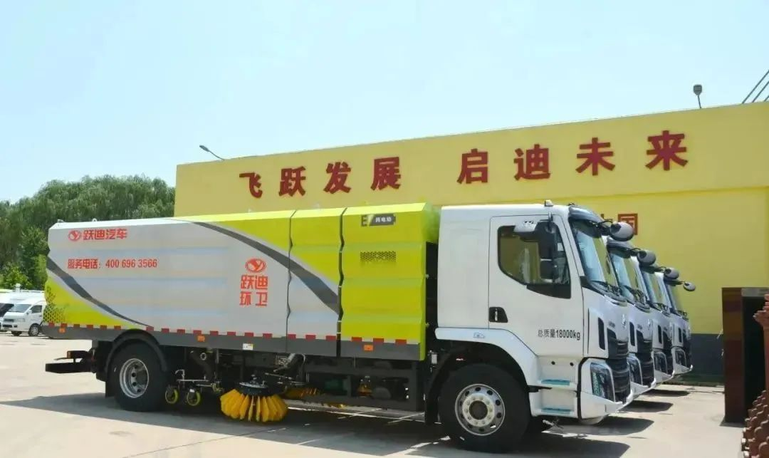 夏日降溫好幫手-躍迪集團新能源灑水車、新能源綠化噴灑車發(fā)車