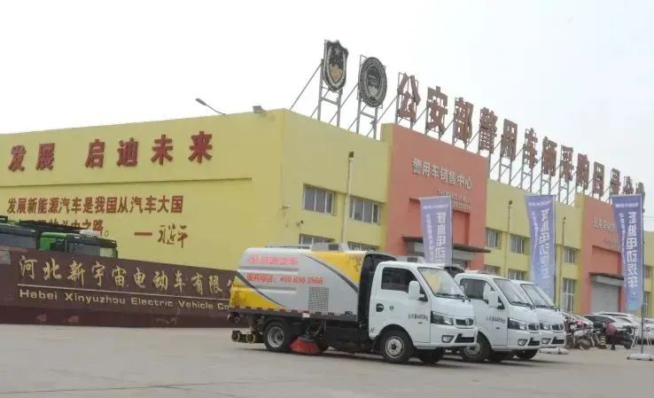 夏日降溫好幫手-躍迪集團新能源灑水車、新能源綠化噴灑車發(fā)車