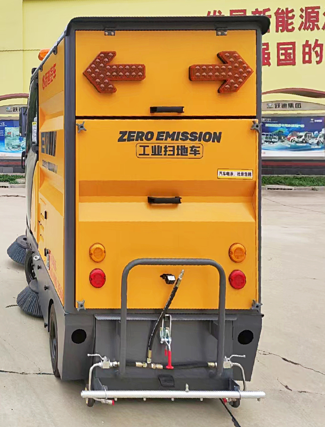強(qiáng)力吸塵，高效清掃-躍迪小型清掃車