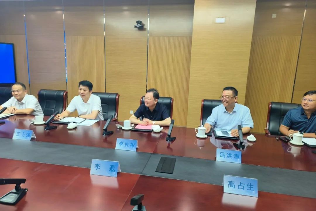 鋰業(yè)巨頭贛鋒鋰業(yè)董事長李良彬、躍迪集團(tuán)董事長呂洪濤聯(lián)袂造訪中國重汽，與劉正濤董事長洽談新能源領(lǐng)域合作前景